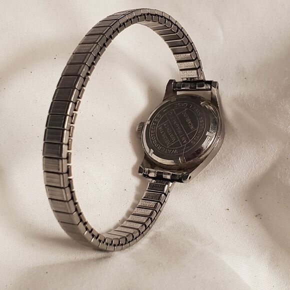 Helvetia 17 Jewels Vintage Watch For Repair Runs But Stops - Picture 3 of 5